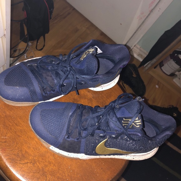 Kyrie 3s - Picture 2 of 3